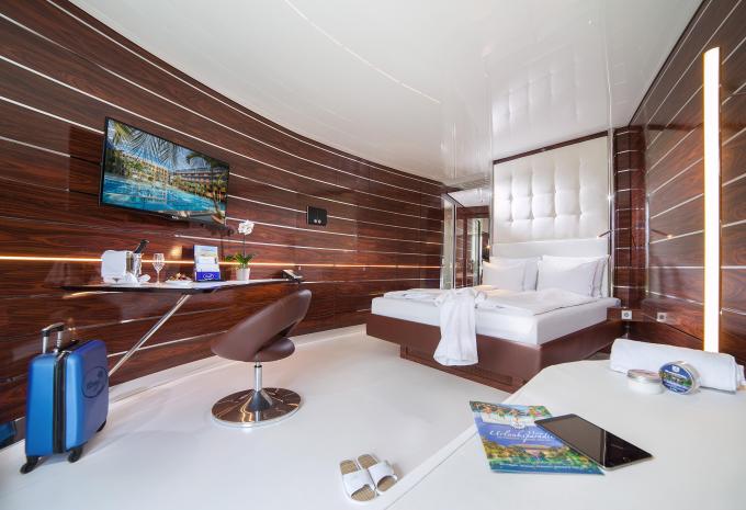 Zimmerbeispiel, Doppelzimmer „Standard Balkon Yacht Kabine“