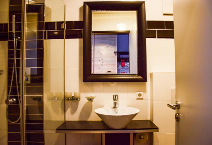 Zimmerbeispiel: Doppelzimmer Alpenliebe Queensize-Bett Zimmerbeispiel: Doppelzimmer Alpenliebe Queensize-Bett