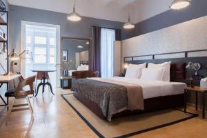 AX The Saint John****