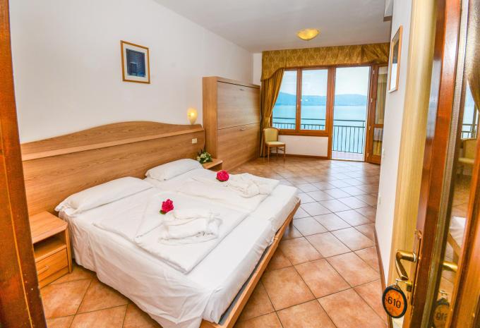 Esempio di camera Camera doppia standard balcone/terrazza vista lago Esempio di camera Camera doppia standard balcone/terrazza vista lago