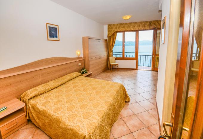 Esempio di camera Camera doppia standard balcone/terrazza vista lago Esempio di camera Camera doppia standard balcone/terrazza vista lago