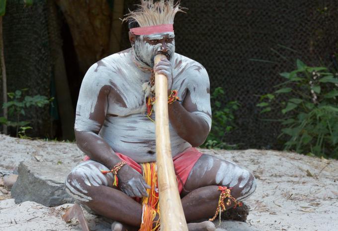 Aborigene mit Didgeridoo Aborigene mit Didgeridoo