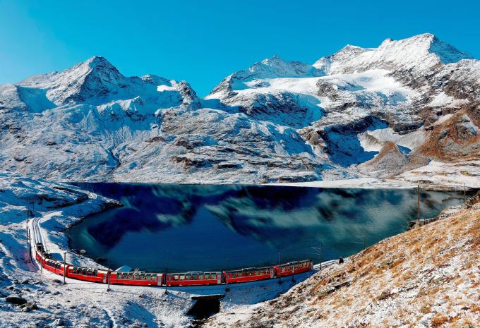 Bernina Express Bahn am Lago Bianco