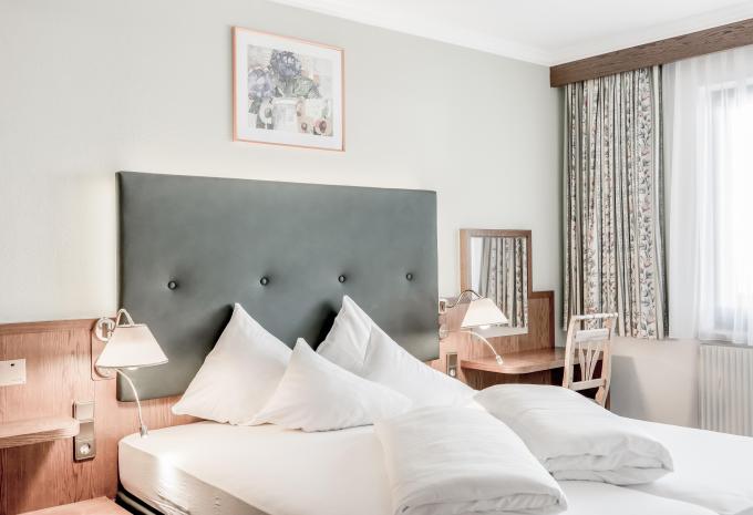 Zimmerbeispiel, Dreibettzimmer (DBZ) Deluxe Balkon