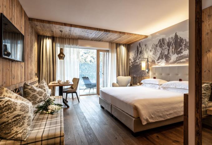 Zimmerbeispiel Dreibettzimmer Deluxe Balkon "Monzoni"