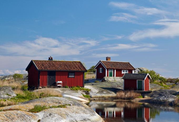 Idyllische Küstenlandschaft mit roten Holzhäusern