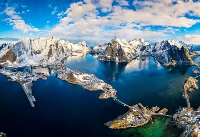 Luftaufnahme von Reine in den Lofoten