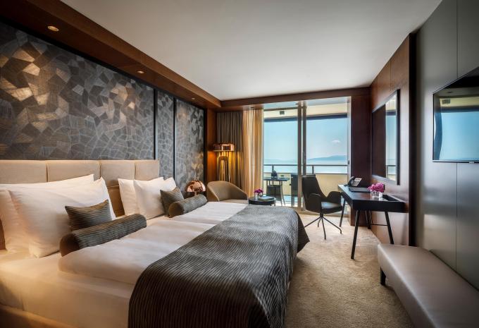 Zimmerbeispiel, Doppelzimmer (DZ) Superior Balkon «Meerblick»