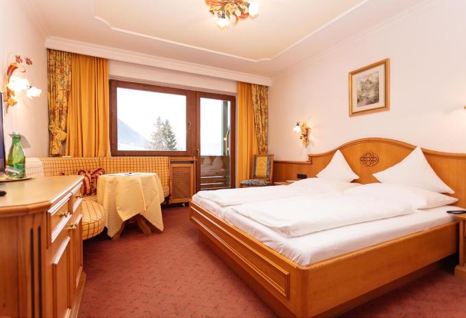 Zimmerbeispiel, Doppelzimmer Balkon Bergblick Smaragd