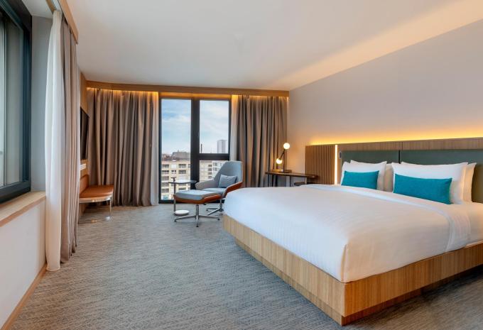 Exemple de chambre, chambre double avec vue de la ville, chambre d'angle