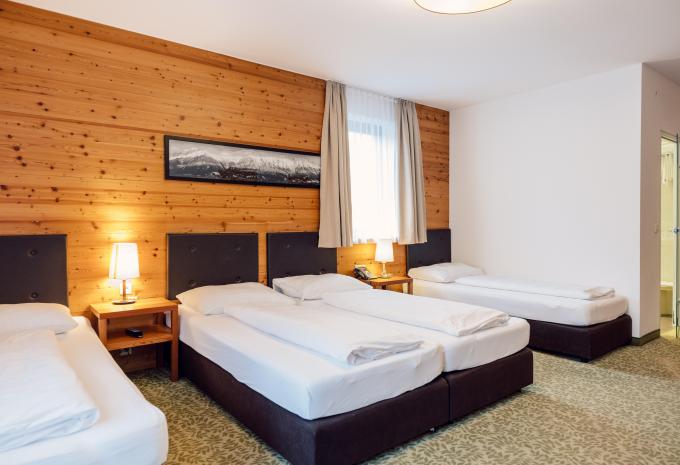 Zimmerbeispiel: Vierbettzimmer Standard Zimmerbeispiel: Vierbettzimmer Standard