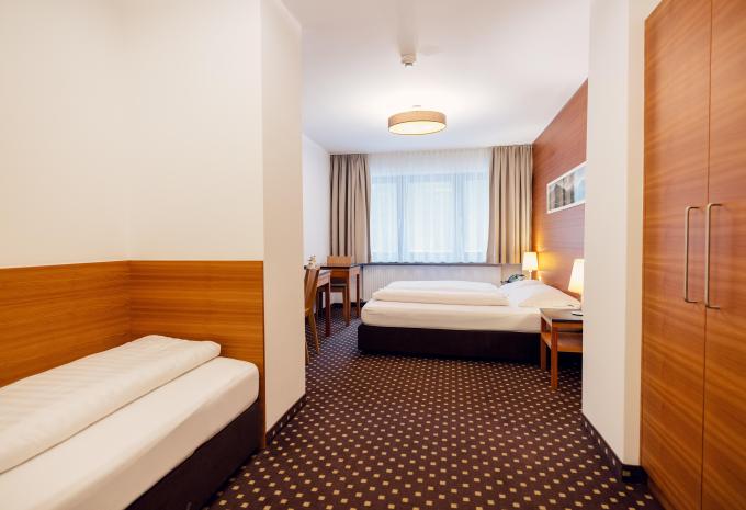 Zimmerbeispiel: Dreibettzimmer Standard Zimmerbeispiel: Dreibettzimmer Standard