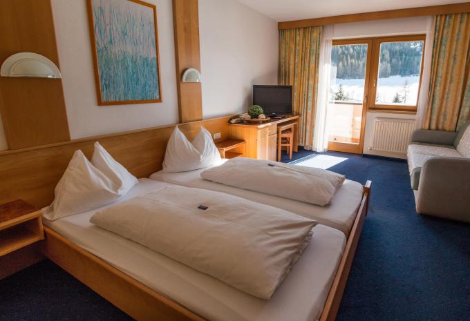 Zimmerbeispiel, Vierbettzimmer Standard «Talblick» Zimmerbeispiel, Vierbettzimmer Standard «Talblick»
