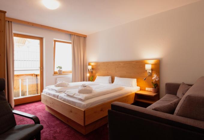 Zimmerbeispiel, Vierbettzimmer Standard «Bergblick» Zimmerbeispiel, Vierbettzimmer Standard «Bergblick»