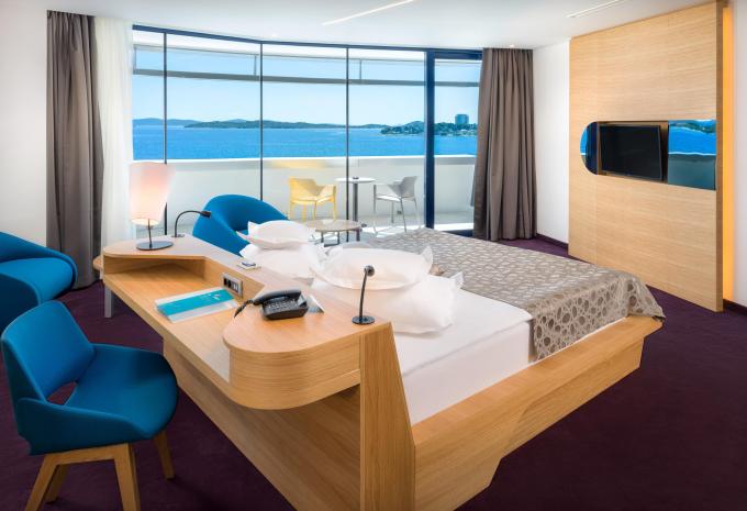 Exemple de chambre, chambre double (CD) «Deluxe avec balcon et vue sur la mer»