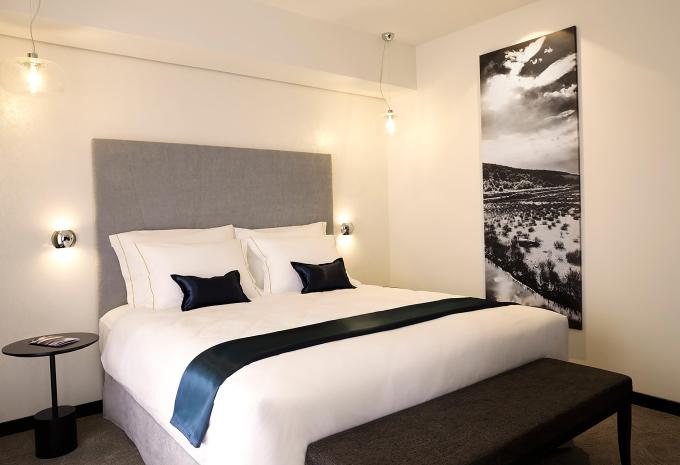 Esempio di camera, camera doppia con balcone e vista laterale sul mare