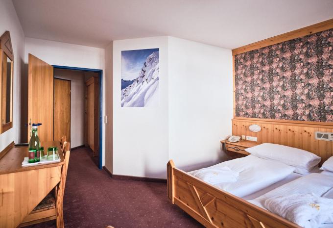 Zimmerbeispiel: Mehrbettzimmer "Standard" Zimmerbeispiel: Mehrbettzimmer "Standard"