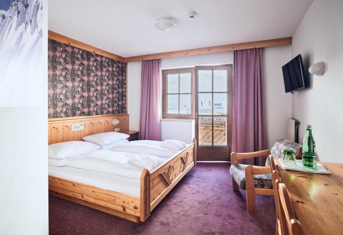 Zimmerbeispiel: Doppelzimmer (DZ) "Standard" Zimmerbeispiel: Doppelzimmer (DZ) "Standard"