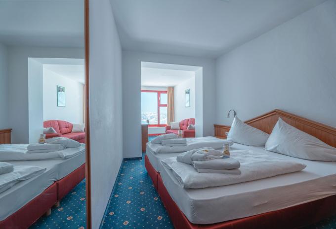 Zimmerbeispiel Dreibettzimmer „Panoramic Window“