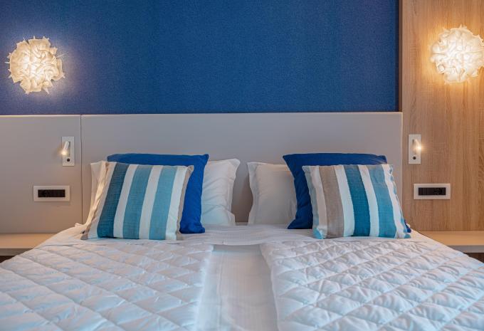 Zimmerbeispiel Classic Doppelzimmer Balkon seitlicher Meerblick