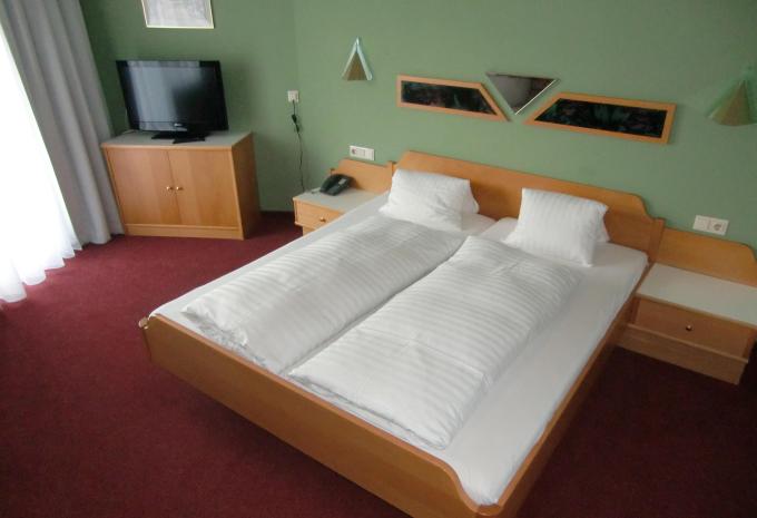 Zimmerbeispiel Dreibettzimmer Balkon "Tal"