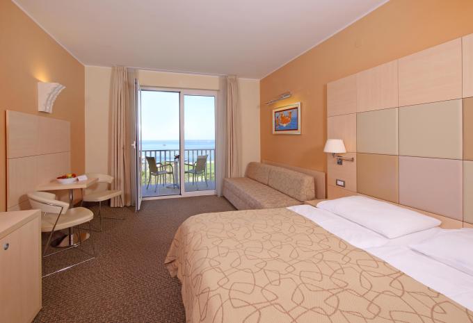 Exemple de chambre, chambre de 3 lits « Superior balcon MIRTA 4* »