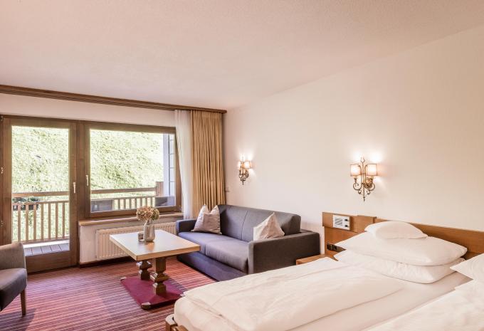 Zimmerbeispiel Doppelzimmer (DZ) «Standard Balkon/Terrasse Bergblick» Zimmerbeispiel Doppelzimmer (DZ) «Standard Balkon/Terrasse Bergblick»