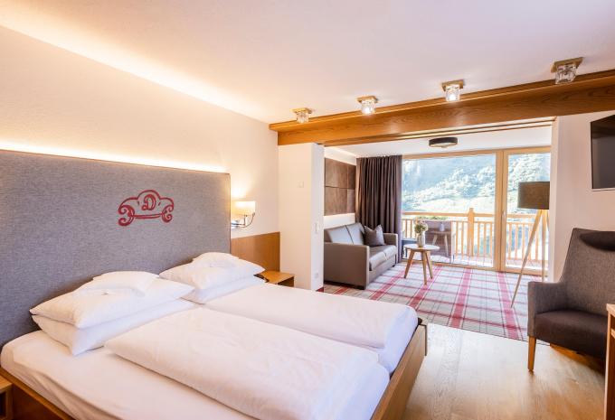 Zimmerbeispiel Doppelzimmer (DZ) «Comfort Balkon/Terrasse Bergblick Sonnenhang» Zimmerbeispiel Doppelzimmer (DZ) «Comfort Balkon/Terrasse Bergblick Sonnenhang»