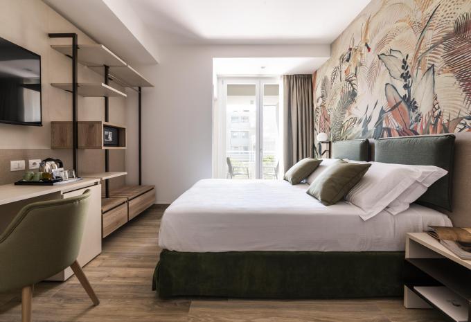 Exemple de chambre, chambre double (CD) « Balcon avec vue latérale sur la mer LIFE » Exemple de chambre, chambre double (CD) « Balcon avec vue latérale sur la mer LIFE »