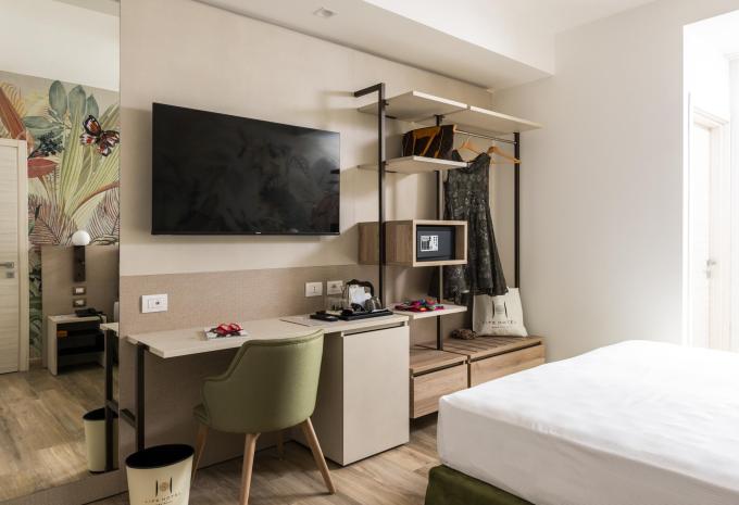 Exemple de chambre, chambre double (CD) « Balcon avec vue latérale sur la mer LIFE » Exemple de chambre, chambre double (CD) « Balcon avec vue latérale sur la mer LIFE »