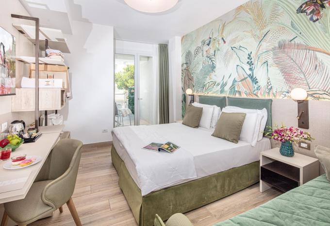 Exemple de chambre, chambre double (CD) « Balcon avec vue latérale sur la mer LIFE » Exemple de chambre, chambre double (CD) « Balcon avec vue latérale sur la mer LIFE »