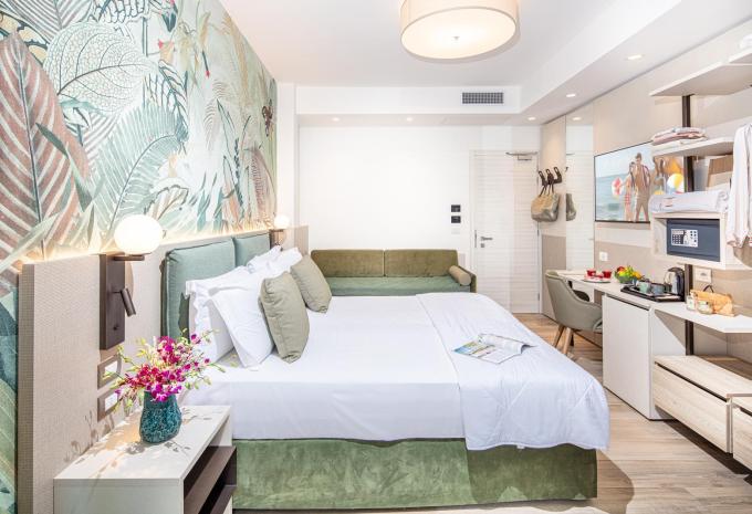 Exemple de chambre, chambre double (CD) « Balcon avec vue latérale sur la mer LIFE » Exemple de chambre, chambre double (CD) « Balcon avec vue latérale sur la mer LIFE »