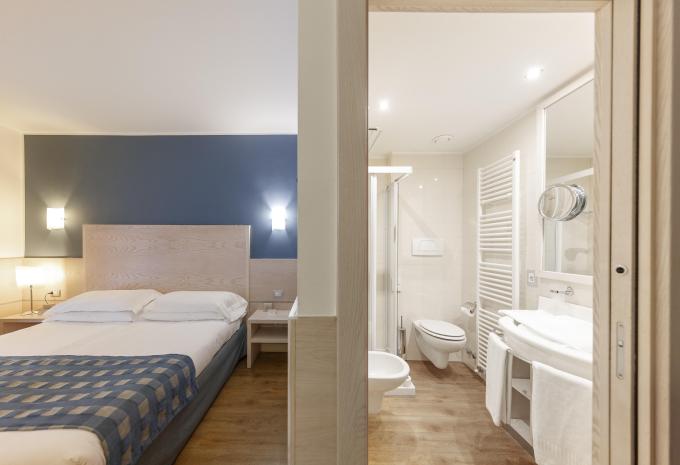 Esempio di camera, camera doppia (DZ) “Classic” Esempio di camera, camera doppia (DZ) “Classic”