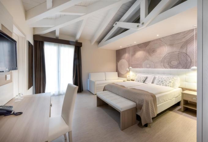 Zimmerbeispiel, Dreibettzimmer (DBZ) „Superior Balkon“ Zimmerbeispiel, Dreibettzimmer (DBZ) „Superior Balkon“