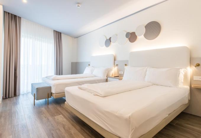 Exemple de chambre, suite junior « Balcon avec vue latérale sur la mer »