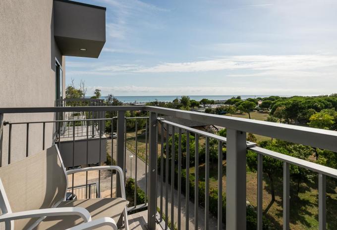 Exemple de chambre, suite junior « Balcon avec vue latérale sur la mer »