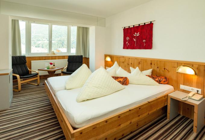 Zimmerbeispiel, Doppelzimmer «Naturpark Zirbenholz»