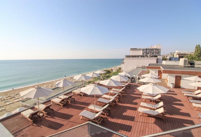 Sonnendeck am Infinitypool