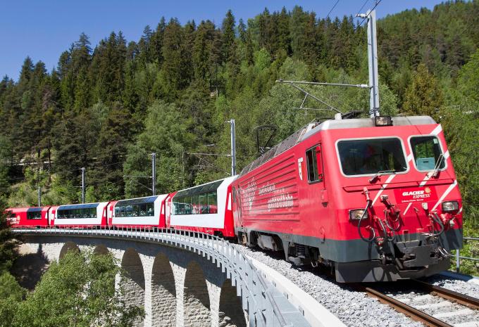 À bord du Glacier Express à travers les Alpes Suisses - Circuit en train
