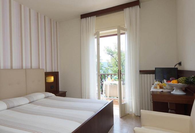 Exemple de chambre Chambre double « Standard avec balcon et vue sur le lac »