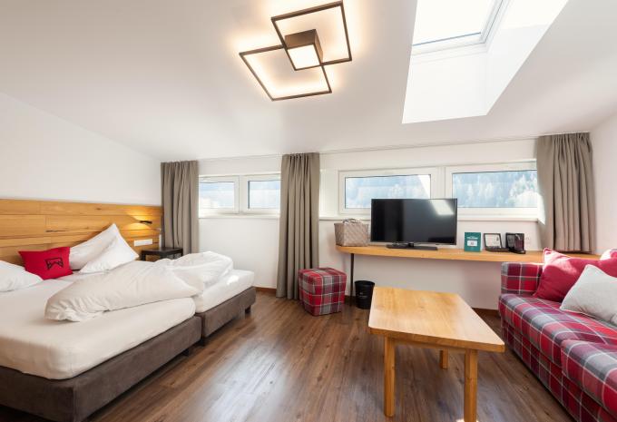 Esempio di camera, camera doppia con balcone e letto aggiuntivo