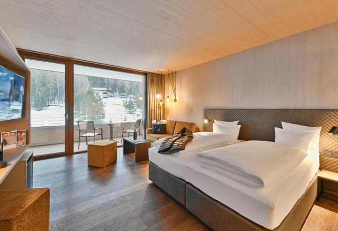 Zimmerbeispiel, Doppelzimmer Superior Balkon «Sarotla»