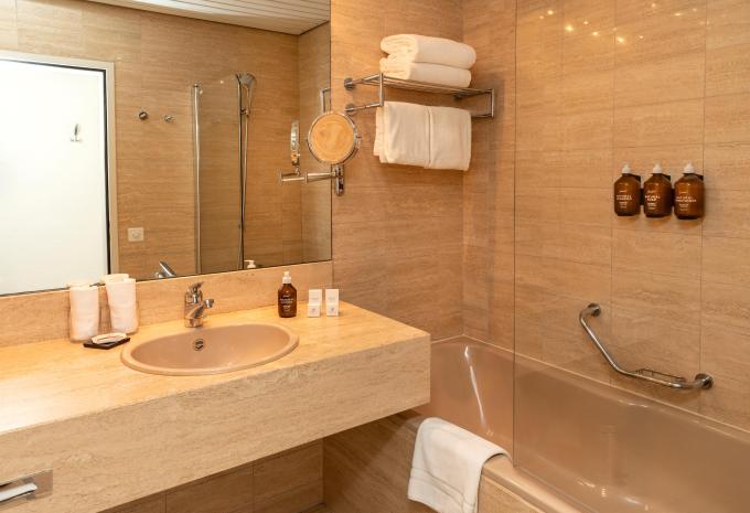 Esempio camera doppia Superior con balcone vista sul lago