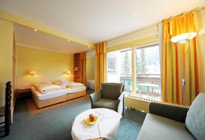 Zimmerbeispiel, Superior Vierbettzimmer Balkon