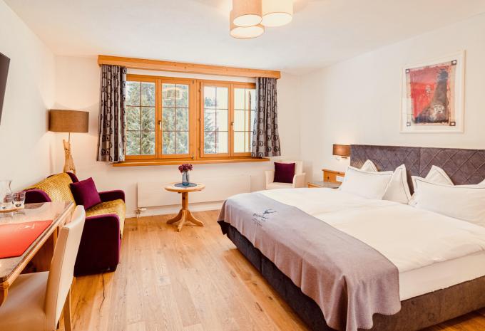 Esempio camera doppia Comfort lato nord-est vista sulle montagne «Arvenholz»