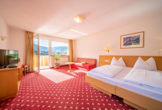 Exemple de chambre, chambre à plusieurs lits avec balcon et vue sur le lac