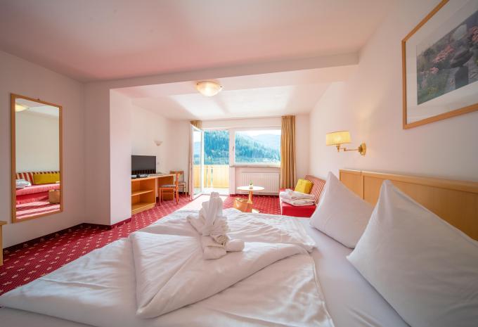 Exemple de chambre, chambre à plusieurs lits avec balcon et vue sur le lac