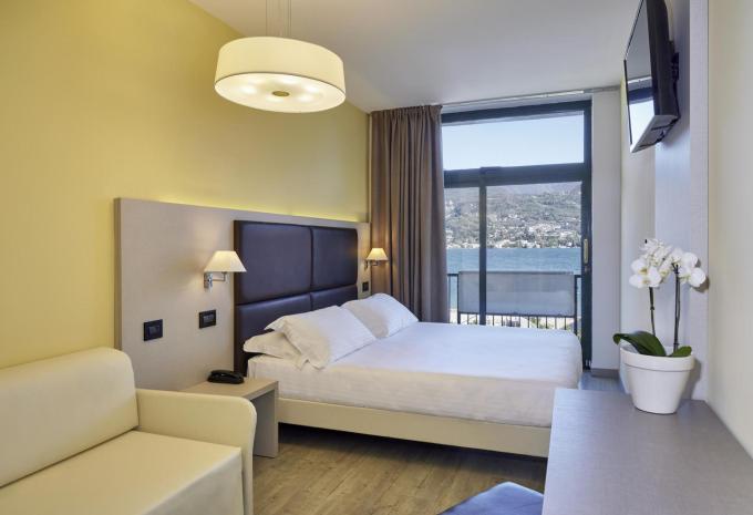 Esempio di camera doppia balcone/terrazza