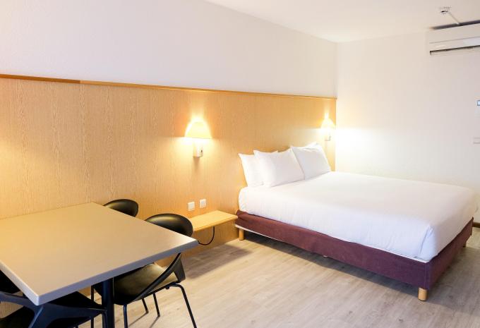 Zimmerbeispiel: Studio balcony partially sea ​​view