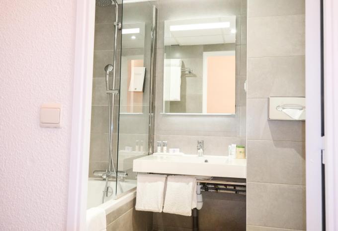 Zimmerbeispiel: Studio balcony partially sea ​​view